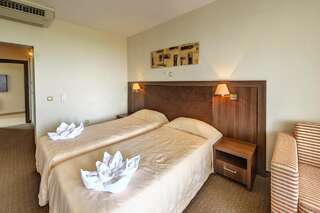 Отель Sana Spa Hotel Хисаря Двухместный номер с 1 кроватью или 2 отдельными кроватями и балконом-1