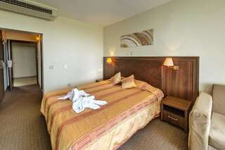 Отель Sana Spa Hotel Хисаря Двухместный номер с 1 кроватью или 2 отдельными кроватями и балконом-2